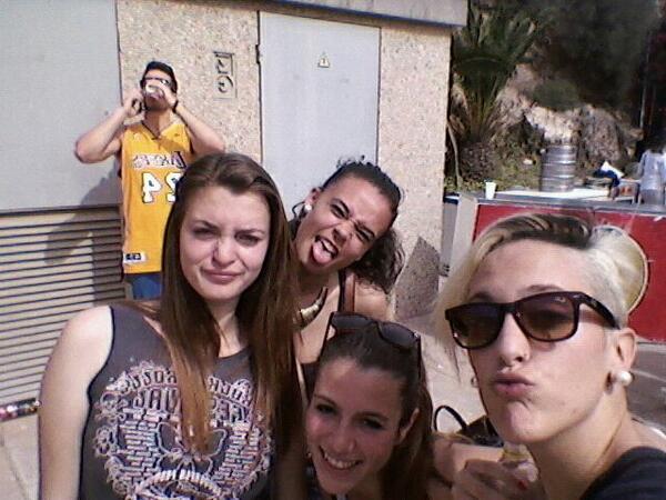 1208vanee's tweet photo. son unas bbs!!! jajaja (L http://t.co/9ODO5ceCwJ