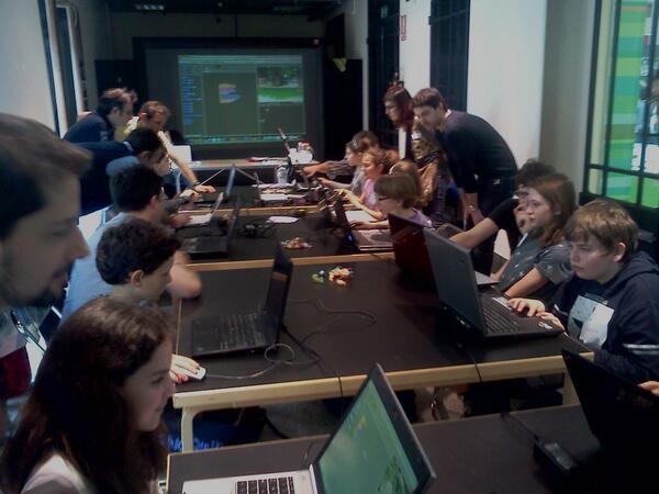 coderdojobo's tweet image. Il micio inizia a muoversi! #coderdojobo presso @UrbanCenterBo
