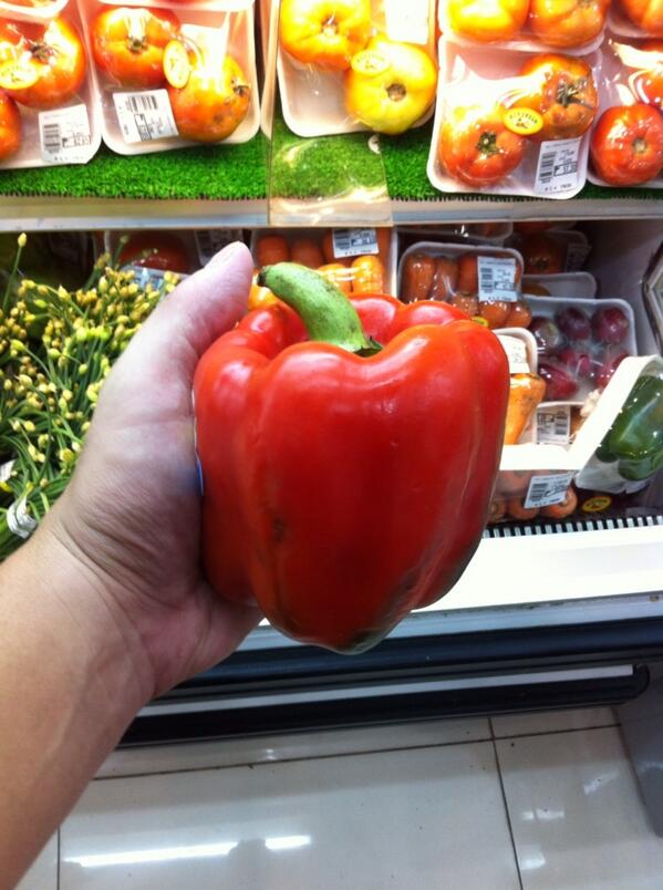 edseltan's tweet photo. That's one big pepper! It's got my hand full and I've got a pretty big hand. http://t.co/xE0WuNijiQ