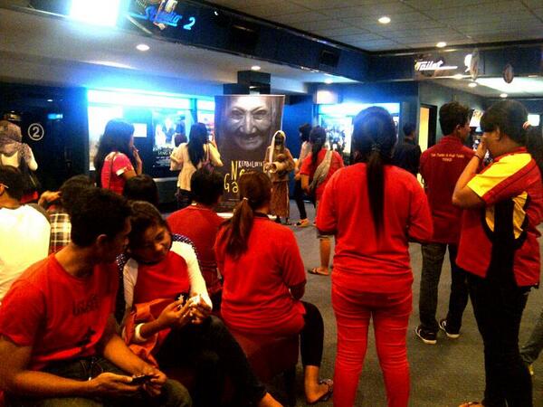 MoviEight's tweet photo. “@Bhutet: Nenek Gayung ke bioskop Sunter 21 http://t.co/KLFLLJZQrI”