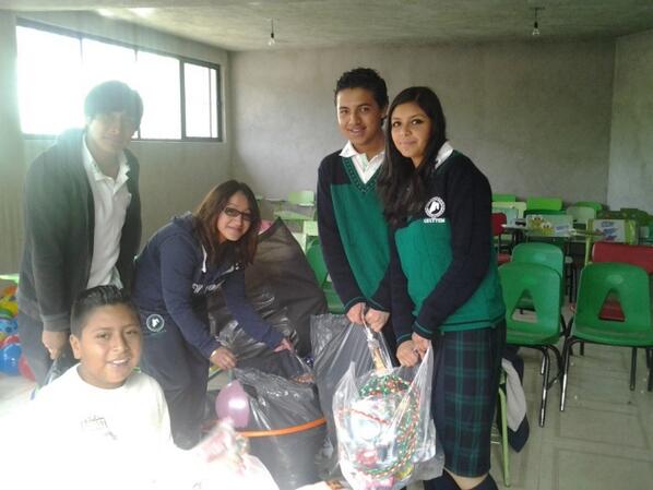IBARRAMATA's tweet photo. @gmo_calderon @raymundomc El GEM festejo a los niños de Xonacatlán entregando juguetes en Rancheria Dolores http://t.co/UOHNwYqoQy