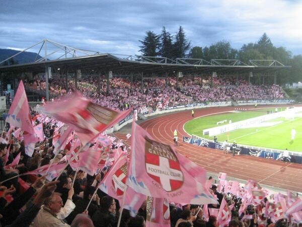 Hermannebongue's tweet photo. Ils l'ont fait!mais surtout avec la manière,dans une ambiance telle qu'on aimerait vivre tous les matchs de Foot 1/2 http://t.co/dXoizWWrKj