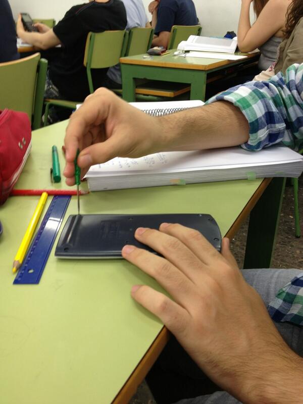 ilazmisin's tweet photo. Operando a la calculadora en clase de estadística!! @javibruna, @beanebot jajajaja lo q hace el aburrimiento... http://t.co/0oCN2s9BvZ