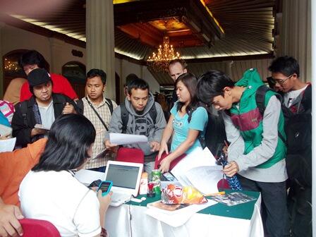 AgendaSOLO's tweet photo. Barusan rombongan peserta #ABF2013 tiba di hotel Kusuma Sahid Prince. Ada sekitar 50 peserta. #WelcometoSolo http://t.co/NpI3kNqYTP