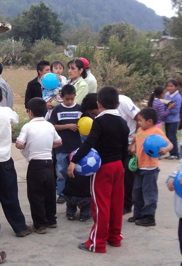 MariJoseNava's tweet photo. Lic. @raymundomc y al Lic @gmo_calderon agradecems en apoyo por la entrega de jugets a niñs en la comunidd Jocotitlán http://t.co/15pNHkFubv