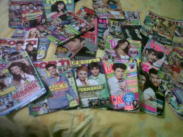 DorisGleez's tweet photo. Mi colección de revistas! Jaja hoy seran recicladas ☺ http://t.co/djGpZJhsbE
