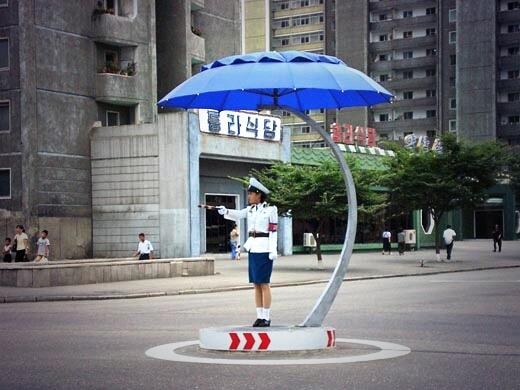 ひょん 北朝鮮のすごいところは 基本信号機無いところ 平壌の都市は基本女性警察官が手信号してます ここまで Ecoな国は無い Http T Co Uevxniiq2z