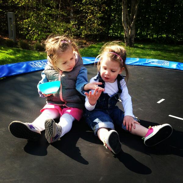 dennisvdrlaan's tweet image. Samen delen.. #nichtjes #fiene #blue