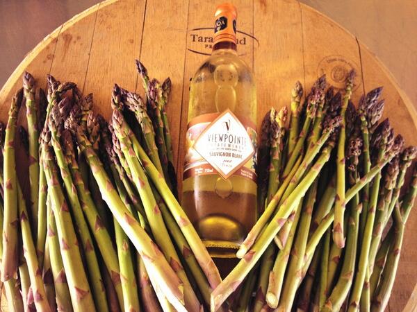 viewpointewines's tweet photo. Asparagus season is here!! @viewpointewines #asparagus #wrightlandfarms #MothersDay #Sauvignonblanc http://t.co/RLxrhv7b0t