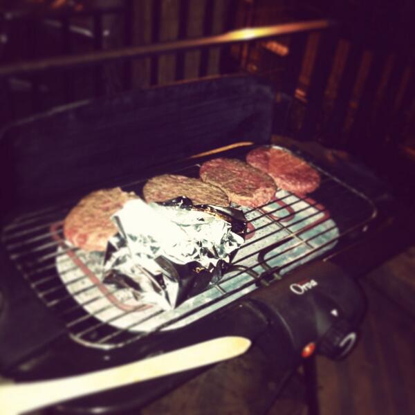 YoanBrian's tweet photo. Premier barbecue #athome http://t.co/j7ceX14Nem