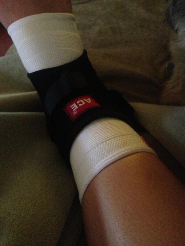 Gabbbsssss's tweet photo. Totally cramping my summer style 😒 #suchanidiot #sograceful http://t.co/3dJKsq0Nym