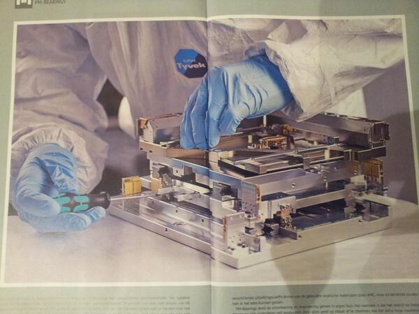 Brainport_Ind's tweet photo. Mooie foto van positioneer tafel in mechatronica magazine, ontwikkeld door PM Bearings. http://t.co/RZh21W30wC