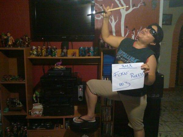 danielchaires4's tweet photo. @RMXradio 
aquí le dejo la foto de la mama mas linda y rockera del mundo \m/ http://t.co/0LEQRmMmOF