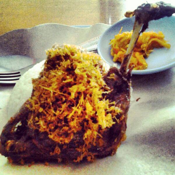 ardo81's tweet image. Nyaam!! Nikmatnya bebek kremes sambal pencit di Bebek Binjay Surabaya #NGIDERsby #NNID