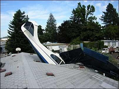 alyciasunshines's tweet image. This is what i think is going to happened when an airplane takes forever to go over my house.... #MajorProblems