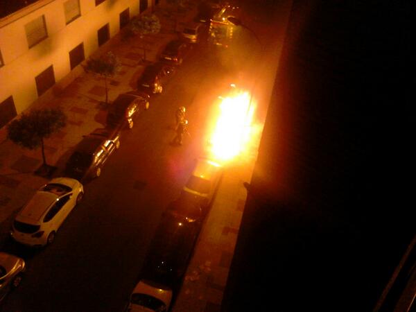 luisvazgil's tweet photo. Hoy q tenía q dormir tranquilo le han dado x quemar contenedores a los graciosos debajo de mi casa. http://t.co/gczF2NbnxT