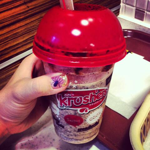 wataaaaaaaa's tweet photo. ひさしぶりついったー！
ドラマでみちゃったからチョコシェイク飲みたくなってたのんだけど、うますぎるけど、ほんとでぶの味しかしない! by KFC!! http://t.co/XDHenHqHds