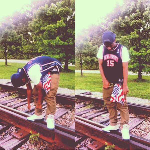 Leland650's tweet image. I Kickin Pimpin For A Living , But Im Kickin Clouds At The Moment 💭☁💸💰🏃🅰1⃣✅⬆ #CrazyBrazy #3Fly #fuckyoutalmbouthoe