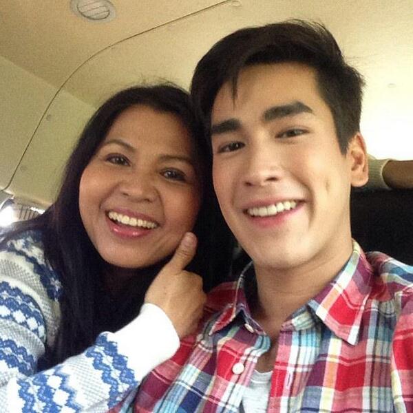 Instagram_ufo's tweet photo. ณเดชน์ กับ แม่แก้ว ^^ IG : keaw_jung http://t.co/y4DplCBWvY