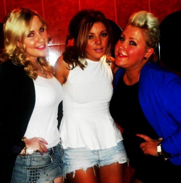 Sarah2JHX's tweet photo. Loveyou @jennianderson5 @LauraKate06 ❤❤ Xxxxxxxxxxxxx http://t.co/T64zLukvRL