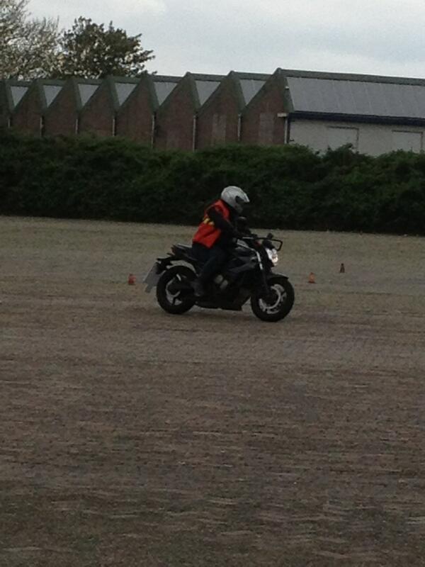 MarloesFr's tweet photo. Vandaag mijn schatje jarig @fduijts en wat geef je aan iemand die niks weet  Motorrijles bij v.Hattum :)) http://t.co/taOscnMUNV