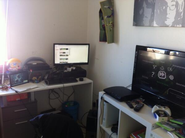 Bassou11's tweet photo. Aujourd'hui c'est journée vidéo !! http://t.co/rFYQg3SLqY