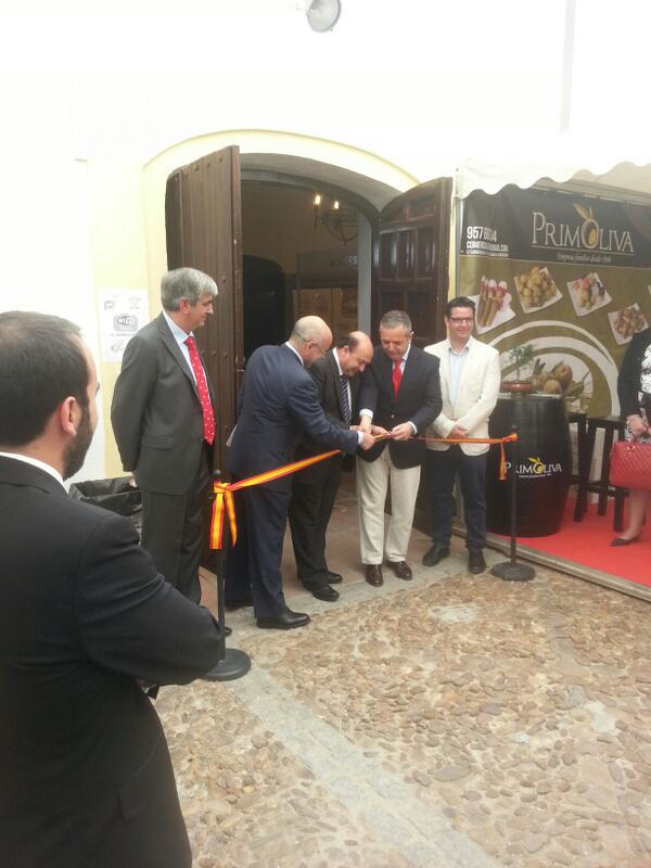 juhico87's tweet photo. Ya esta inagurado el I Encuentro de Cooperacion Empresarial LA RAMBLA VENDE. Te esperamos en Las Naves de Ceramica. http://t.co/LhtV6TmuAW