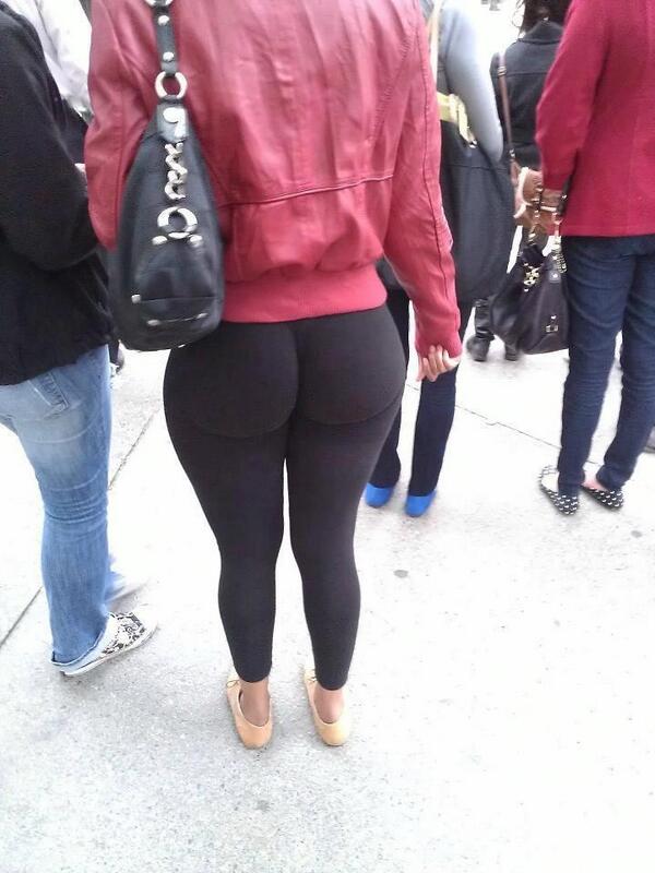 bu yılın modası da araya kaçmalı tayt heralde.