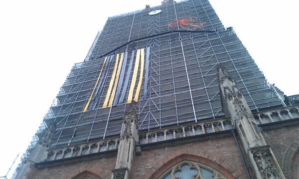 De #Eusebius toren #Arnhem wordt ingepakt door de supportersvereniging van #vitesse @omroepgld