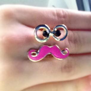 Larii_Cover's tweet photo. Mustache ring !!! Very cute" s2 http://t.co/YthhtqOduy
