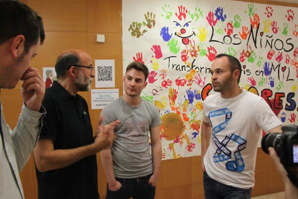 Gracias x la visita a la <a href="/CasaRonaldBCN/">Casa Ronald BCN</a>, <a href="/daigualoficial/">Da Igual</a> y <a href="/andresiniesta8/">Andrés Iniesta</a>. Nuestros niños estan superfelices!