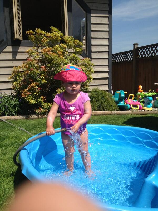 KyleGreentree6's tweet photo. Pool party #summertime #cocktails #timmy http://t.co/G5YqQFFJpH