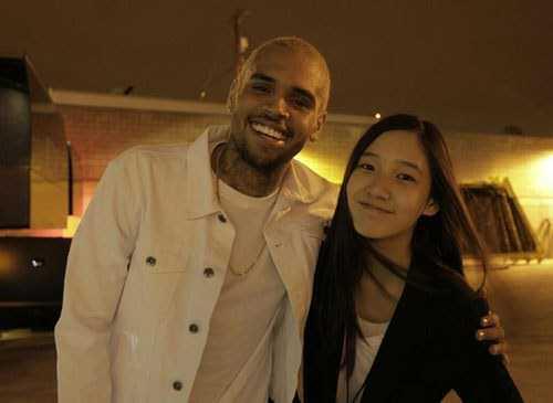 haneul__haneul's tweet image. T-ARA N4 Kim Danee selca with Chris Brown #T_ARA_N4 #danee #maknae #ChrisBrown #selca