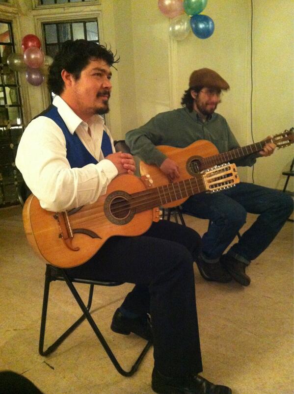 Nuestros amigos cantores regalandonos su musica en la previa del 11 de mayo