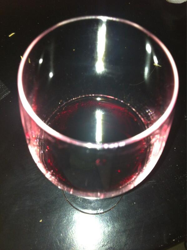 tatiagopian's tweet photo. Burgundy bitch. Prefiro líquido ao pó. Cada qual com sei cada qual. http://t.co/WB2PoI3qkQ