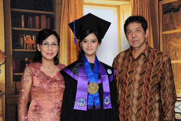 OFC_PriMary's tweet photo. Mary waktu wisudaan..!!! So beauty.. | @SOS__Mary http://t.co/LYZ1HAKHec
