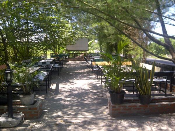 banda_aceh's tweet photo. Suasana salah satu cafe di Lamreung. Adem dan Asri, siangnya sepi. Entah klw malam. http://t.co/SktHDWlHVC
