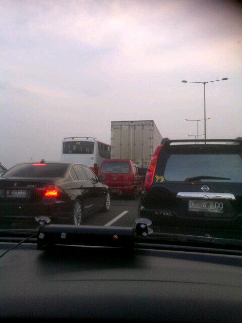 dimas35771's tweet photo. Ini tol dalkot macet apa parkir y..thanks bgt y jAsa marga http://t.co/4UfI7iZpsR