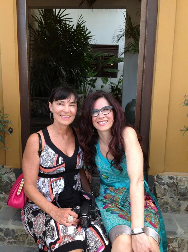 TimFitz99a's tweet image. The ladies are looking great....waiting for the taxi.....#overachieved.