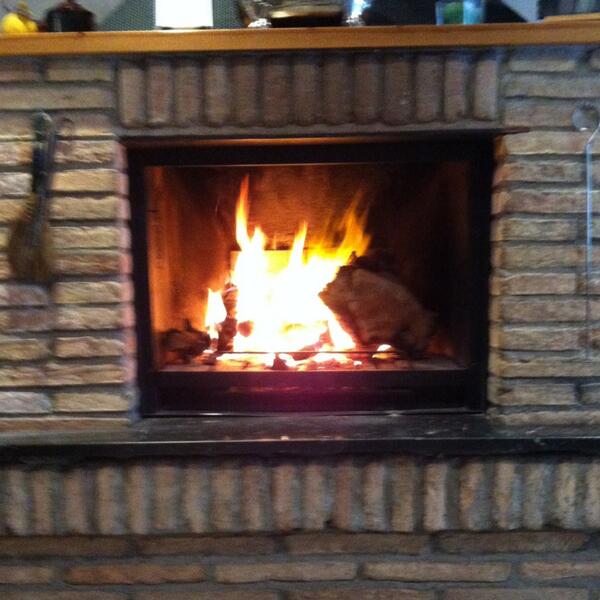 Kjcangel's tweet photo. Con este frio donde mejor se esta al lao del fuego!! http://t.co/bZ3r7h2ZAd