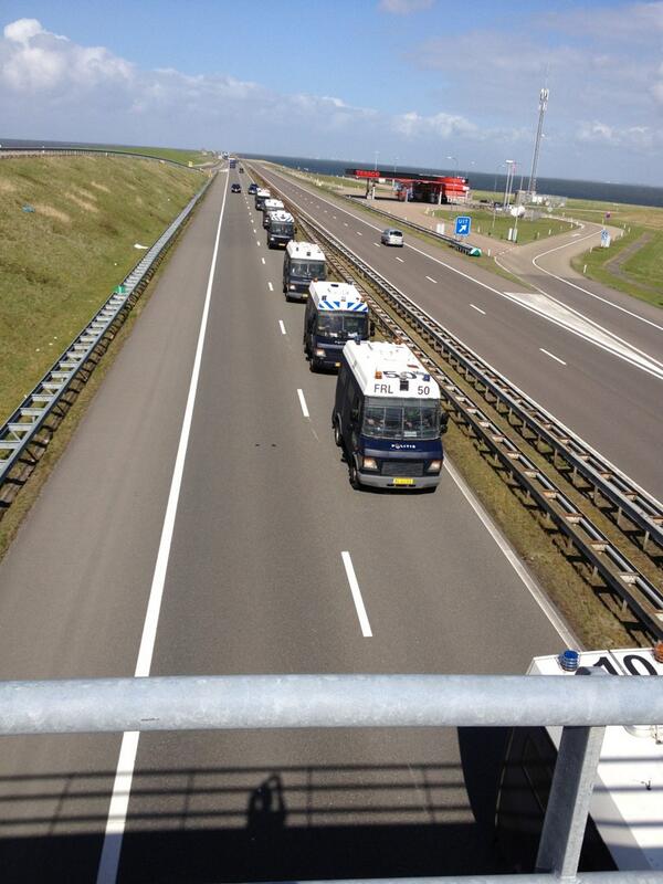 Onnodig linksrijden. RT <a href="/fritswester/">frits wester</a> : Friese ME onderweg naar Amsterdam