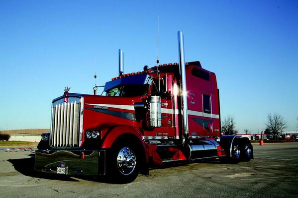 CVGRP's tweet photo. Look at this 2005 Kenworth W900L... Nice show truck that features Moto Mirrors and National Seats.  @NationalSeating http://t.co/t5ALDUjcY2