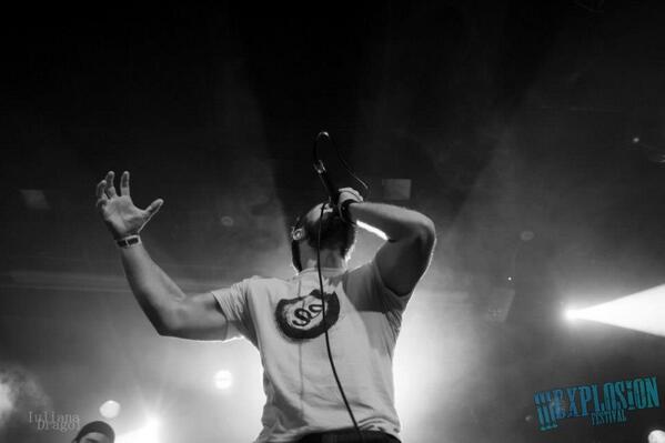 ExplosionFestGr's tweet image. Miguel Ángel de @AtuPutaKara colaborando con @FULVmetal en el III ExplosionFestival, 12 Abril 2013 #Conciertos #Grana