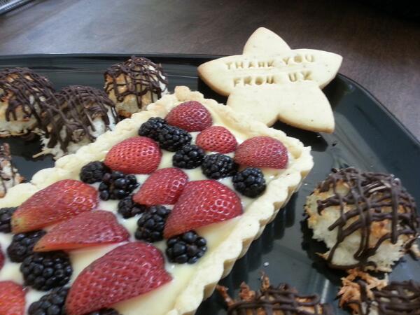 ZooskEngineers's tweet photo. UX made some engineers a sweet treat! Thanks @eeblet! http://t.co/Xf4bepNfYi