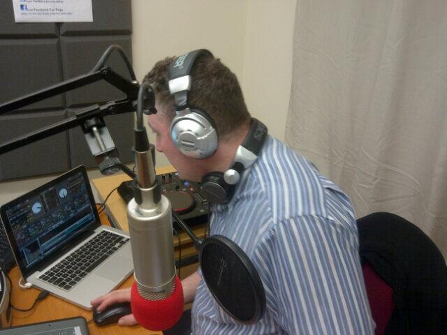 Damon with his 2 headphones! http://t.co/QvteSZDUKS http://t.co/APMpH28Jr3<a href="/tag/troll"class="tags"><span>#troll</span></a>