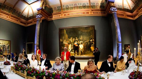 What a picture: diner under "Nachtwacht" #rijksmuseum Foto: ANP/Robin