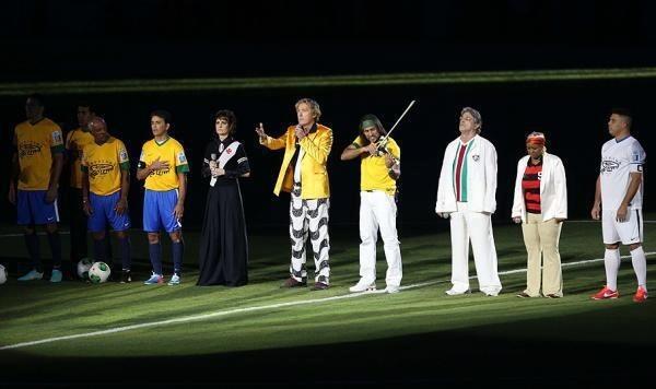 allyriomello's tweet photo. Amigos, maior emoção tocar o Hino na reabertura do maracana! http://t.co/JPvE2MBSIA