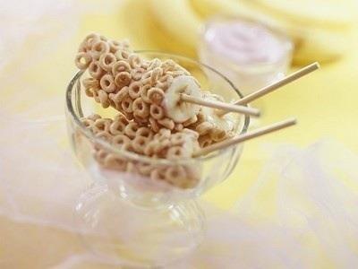 HowtoRaiseaStar's tweet photo. Breakfast Skewer
-Banana coated w honey, yogurt or nut butter
-Rolled in your fav cereal =Yum &amp; Fun! http://t.co/EDpFlJ5f8t