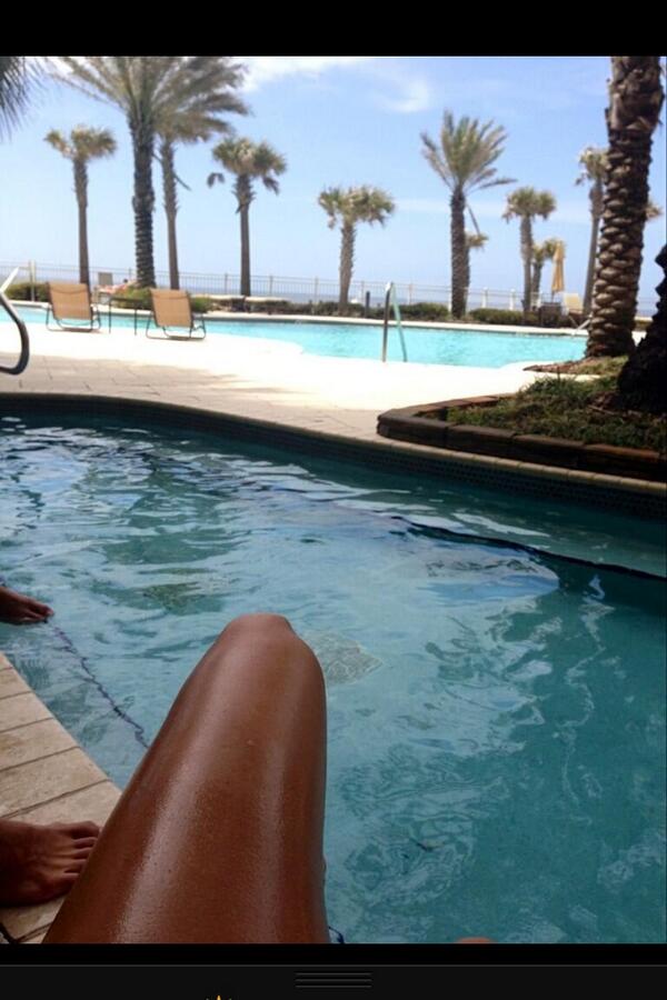 lo_varnum91's tweet photo. This can't come so enough. 4 weeks! @Haamrtime @kimykins7033 👙✈🏊🌅✌ http://t.co/4MzAzSlnsJ