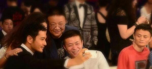 penny_cn's tweet photo. 马云收购新浪微博的幕后：某次晚宴，一帮明星、大佬玩微博自拍很嗨，没有带上马云，马很不爽，会后马云对秘书说：我要新浪微博。秘书：这就去办。第二天马云问秘书：我的新浪微博呢。秘书：已经买回来了，这是股权证明。马云：注册个账号要什么股权证明 http://t.co/4XsudCucMT